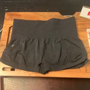 Lululemon Size 6  Nylon/Spandex High Waist Black Shorts